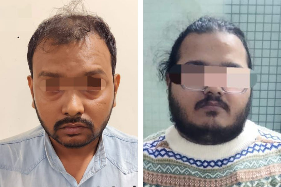 (বাঁ দিকে) প্রসেনজিৎ রায় এবং পারভেজ় আলি (ডান দিকে)।