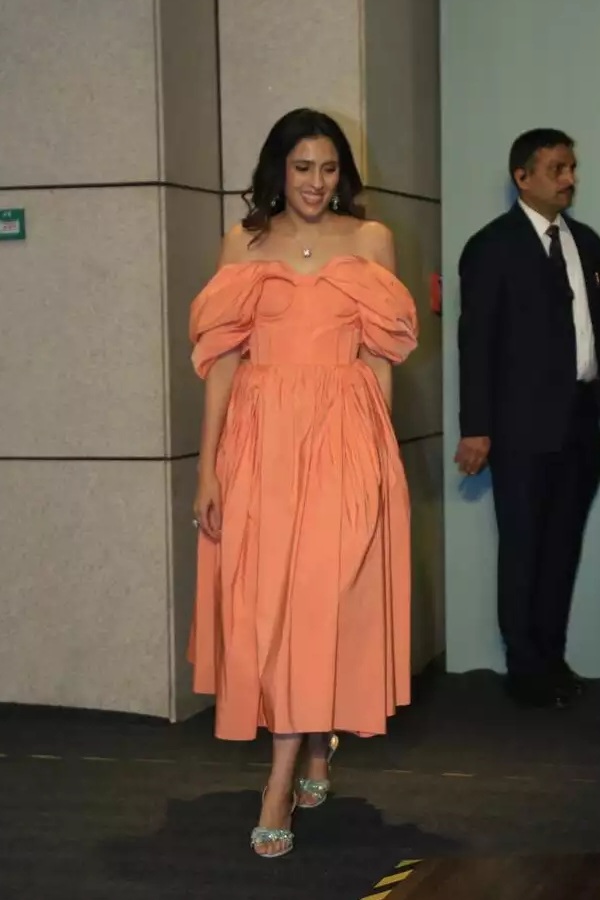 আর্টস ক্যাফের উদ্বোধনে অম্বানীদের বড় বৌমা শ্লোকা মেহতা।