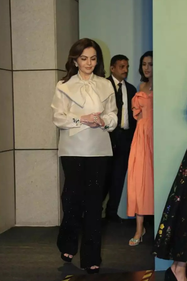 আর্টস ক্যাফের উদ্বোধনে অম্বানী গৃহিনী নীতা অম্বানী। 