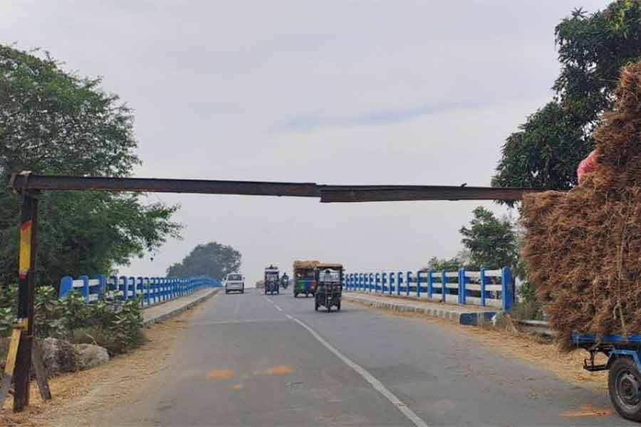 Local residents in trouble as buses and heavy vehicle services has stopped at Nadaghat Flyover of Purbasthali