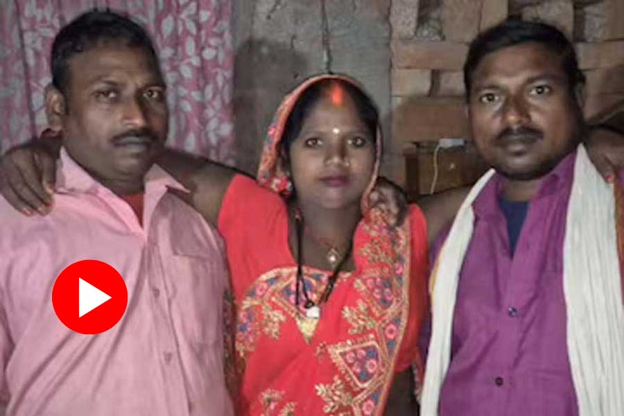 Woman from Uttar Pradesh claims that she lives with two husband, Video goes viral dgtl