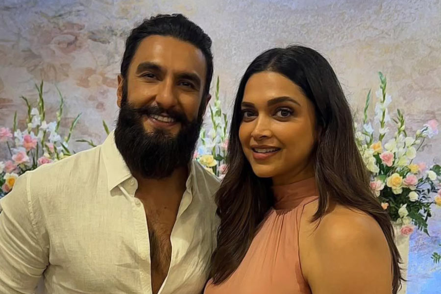 Deepika Padukone and Ranveer Singh introduced Dua Padukone to Mumbai Paparazzis