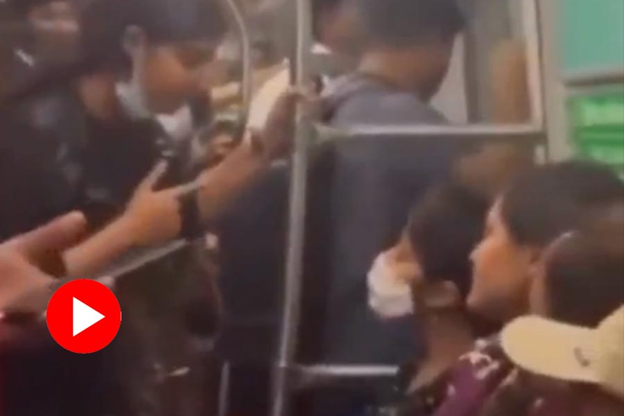 Boyfriend is in police, argument between two female passengers in Delhi metro, video goes viral dgtl