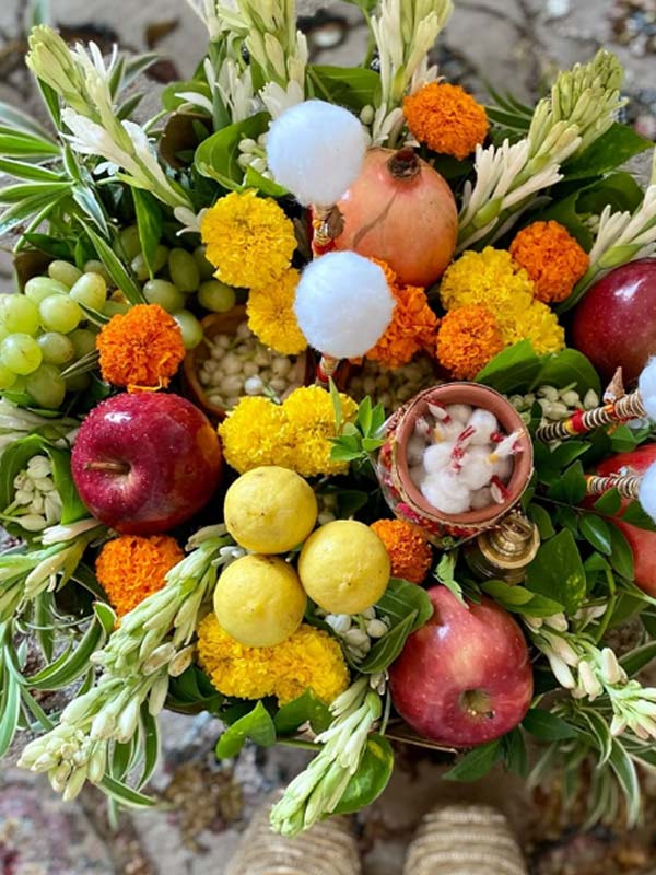 ফুলের পাশাপাশি ফল দিয়ে সাজাতে পারেন খাবার টেবিল।