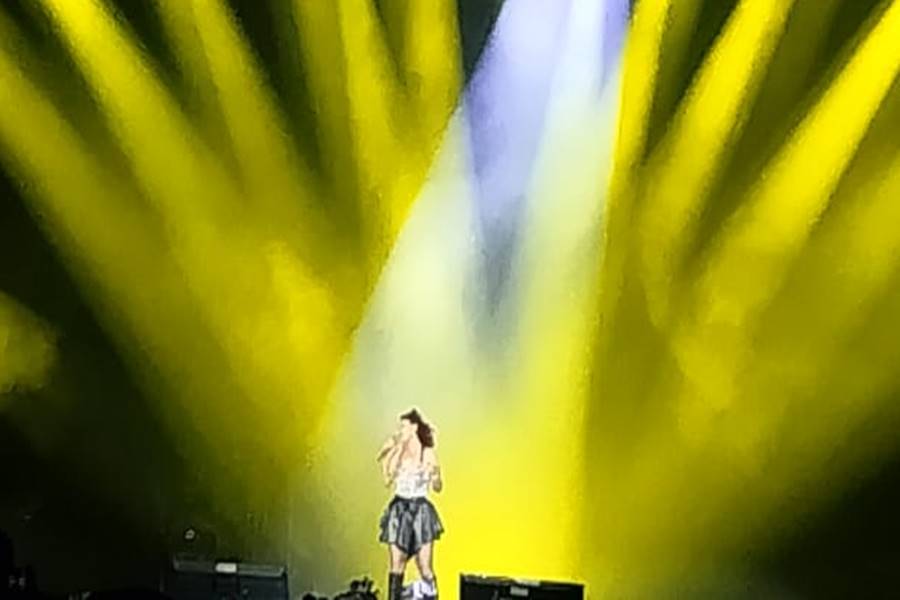 মঞ্চে তুফান সুনিধি চৌহানের।