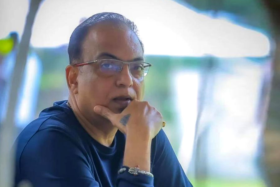 ছবির দৃশ্য বোঝানোর অছিলায় আলতো চুমু খেয়েছেন, অভিযোগ অরিন্দম শীলের বিরুদ্ধে।