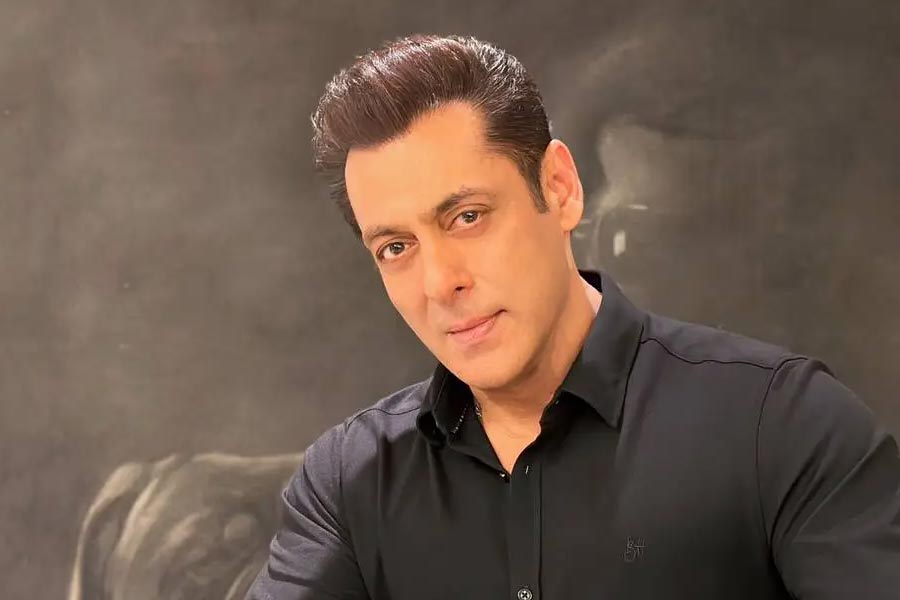 তবে ‘বেবি জন’-এ অভিনয় করে পারিশ্রমিকের নিরিখে সবচেয়ে পিছিয়ে রয়েছেন বলিউডের ‘ভাইজান’। এই ছবিতে ক্যামিয়ো চরিত্রে অভিনয় করতে দেখা গিয়েছে বলি অভিনেতা সলমন খানকে।