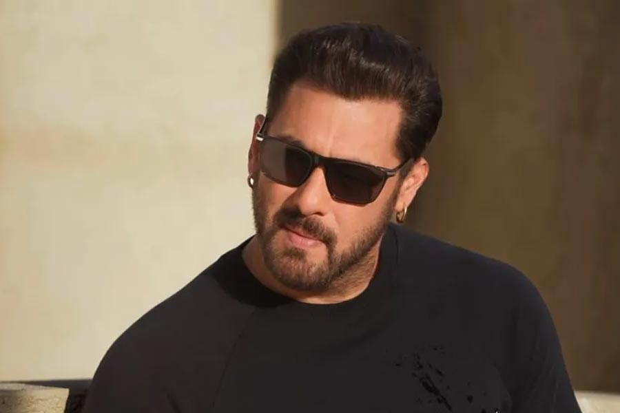 বলিপাড়া সূত্রে খবর, ‘বেবি জন’-এ অভিনয় করে সকল তারকাই সলমনের চেয়ে বেশি আয় করেছেন। বলিউডের অন্দরমহল সূত্রে খবর, ছবিতে অভিনয় করে কোনও পারিশ্রমিকই নেননি সলমন।