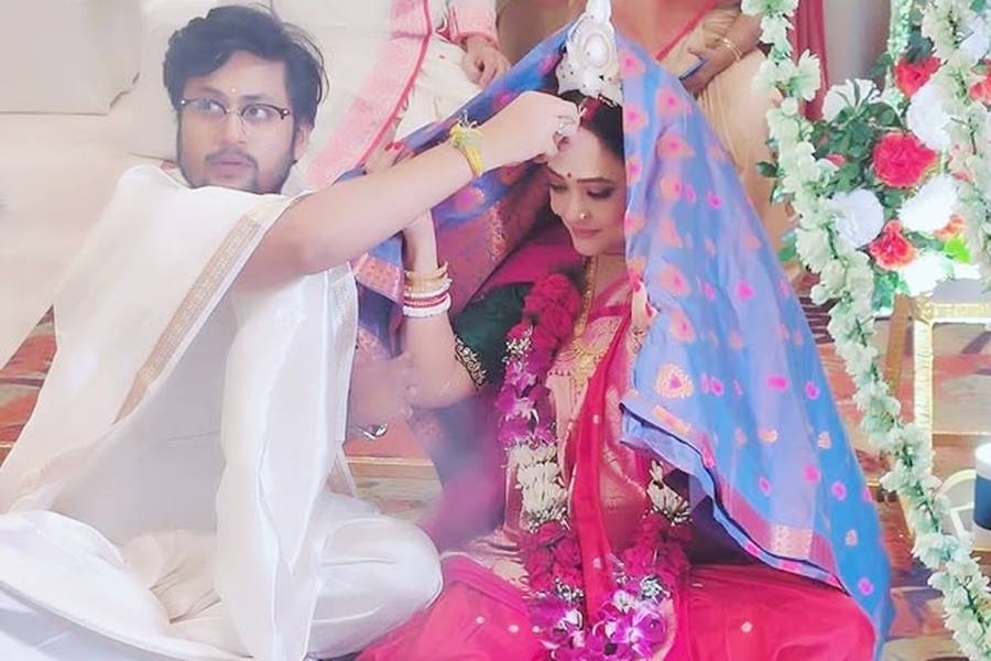 নবদম্পতি রাতুল মুখোপাধ্যায়-রূপাঞ্জনা মিত্র।