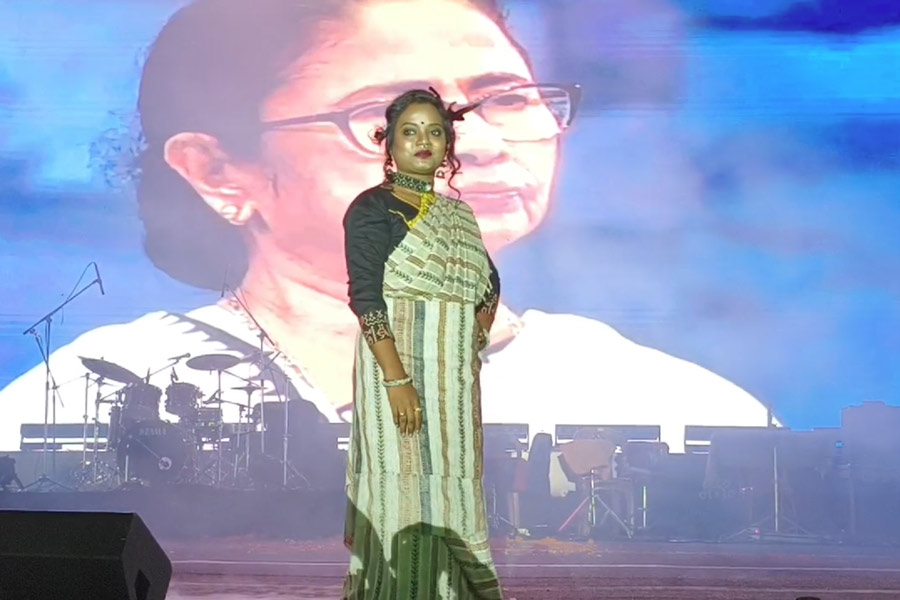 State minister Jyotsna Mandi perform in Bishnupur mela