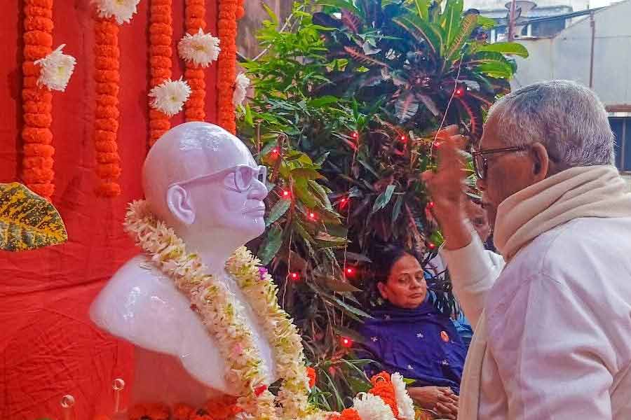 চিত্ত বসুর আবক্ষ মূর্তিতে শ্রদ্ধাজ্ঞাপন।