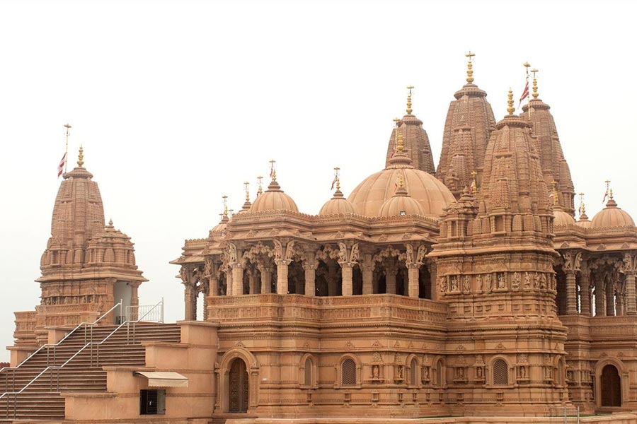 জোকার স্বামীনারায়ণ মন্দিরও এক দিনে ঘুরে আসার জন্য বেশ ভাল জায়গা।