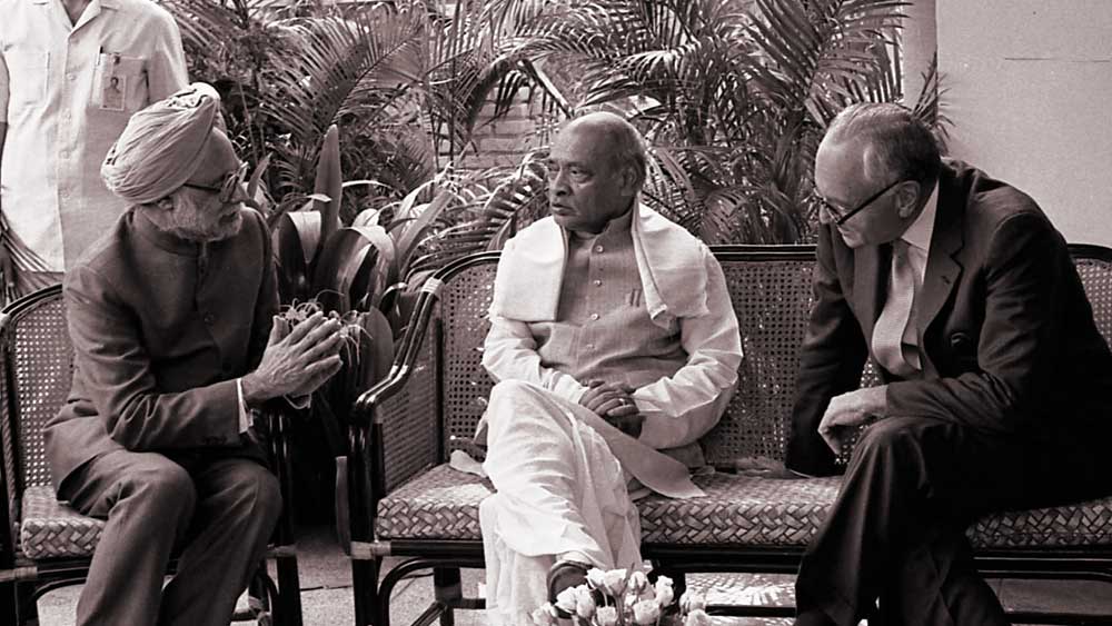 ১৯৯২। দিল্লিতে প্রধানমন্ত্রী নরসিংহ রাও এবং বিশ্বব্যাঙ্কের প্রেসিডেন্ট লুই প্রেস্টনের সঙ্গে মনমোহন।