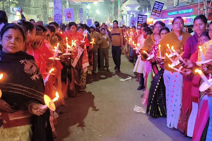 বৃহস্পতিবার সন্ধ্যায় তারাপীঠে মানুষের মোমবাতি জ্বালিয়ে প্রতিবাদ মিছিল ।