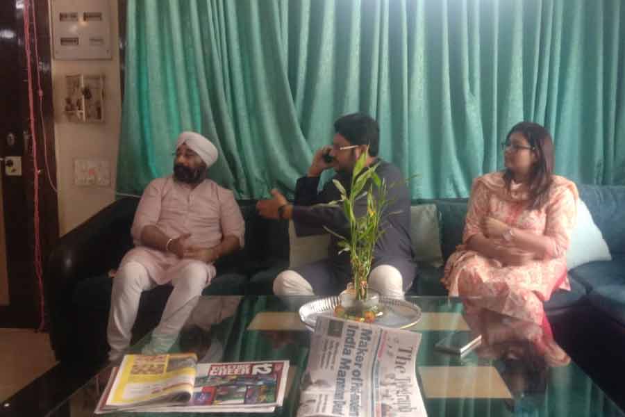 মনমোহন সিংহের বোনের বাড়িতে কংগ্রেস নেতা। টালিগঞ্জে।