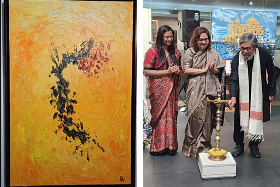 শুক্রবার আইসিসিআরে প্রদীপ প্রজ্জ্বলন করে ছবি প্রদর্শনীর সূচনা করেন শিল্পী বিমল কুন্ডু।