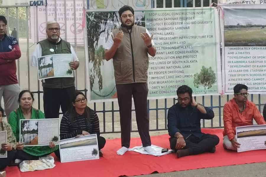 Alleging illegal construction, lake lovers protested at Rabindra Sarobar