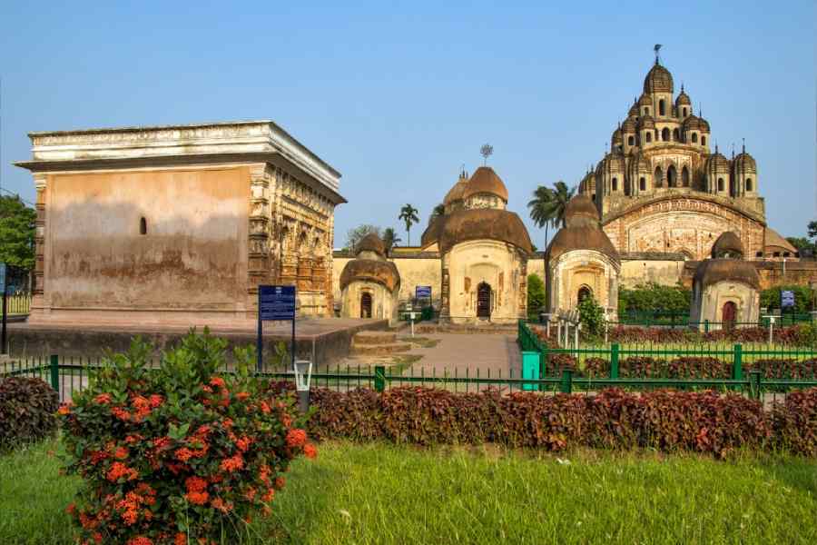 বাঁ দিক থেকে রূপেশ্বর শিব মন্দির, পঞ্চরত্ন শিবের মন্দির এবং পিছনে কৃষ্ণজিউর মন্দির। 