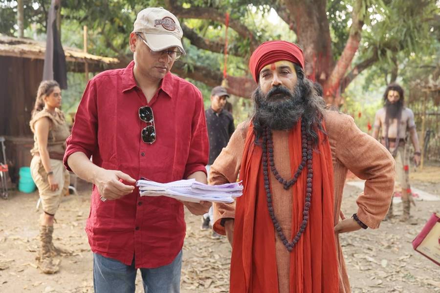 পরিচালক শুভ্রজিৎ মিত্রের সঙ্গে প্রসেনজিৎ চট্টোপাধ্যায়।