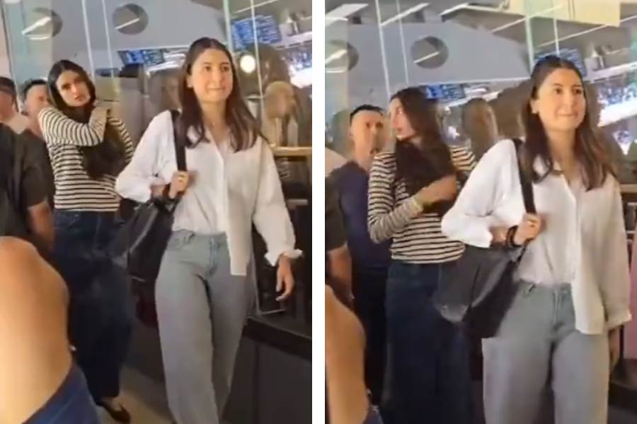 Anushka Sharma and mom to be Athiya Shetty chilling at mcg and later show her baby bump