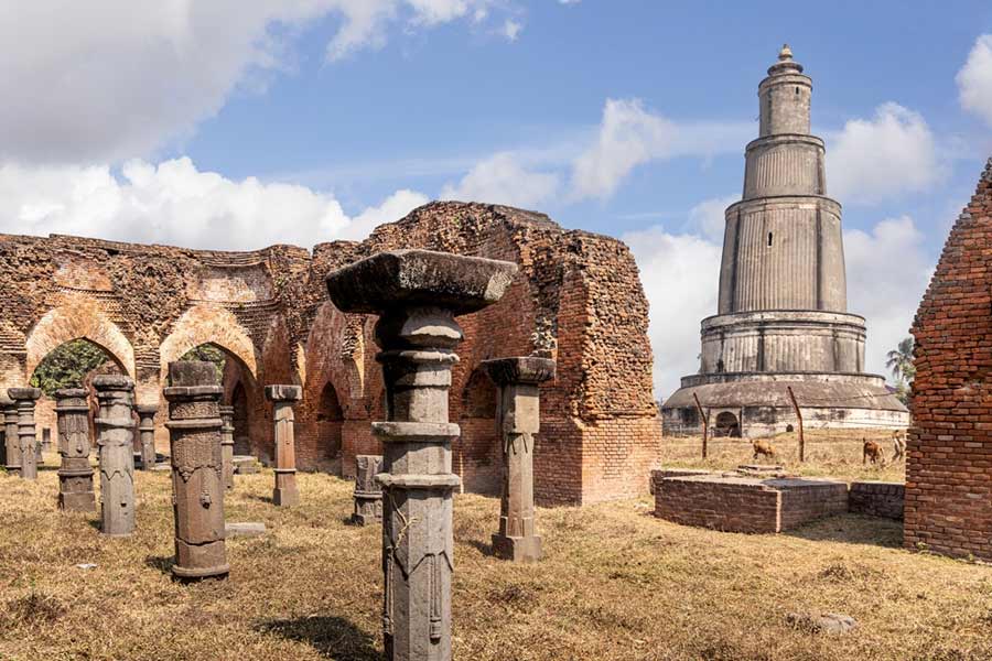 ইতিহাসের সন্ধানে। পাণ্ডুয়ায় ঘুরে নিন।