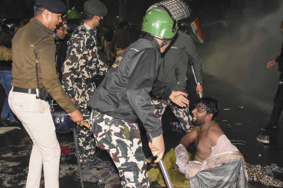 পরীক্ষার্থীদের ওপর লাঠিচার্জ করল পুলিশ।