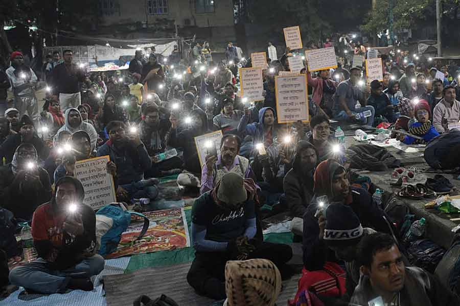 setting protest of qualified teachers from demanding exclusion of unqualified from the panel