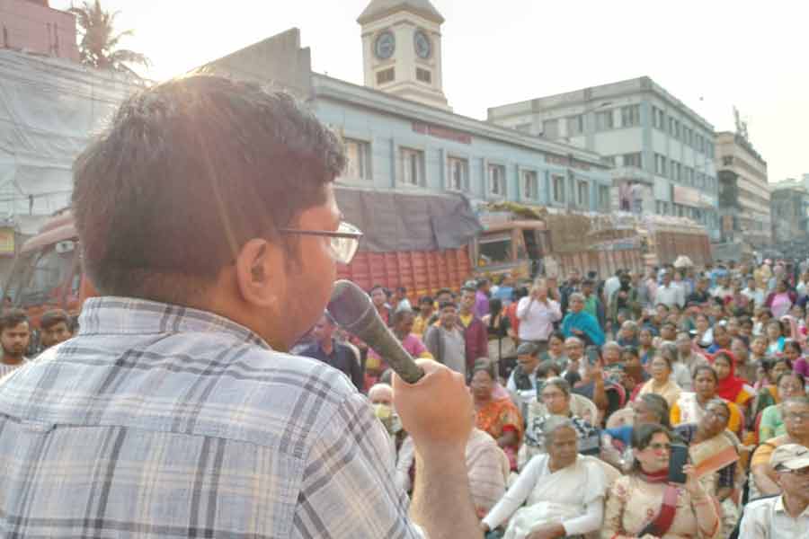 নারী-নিগ্রহ বিরোধী নাগরিক কমিটি প্রতিবাদ। শিয়ালদহে