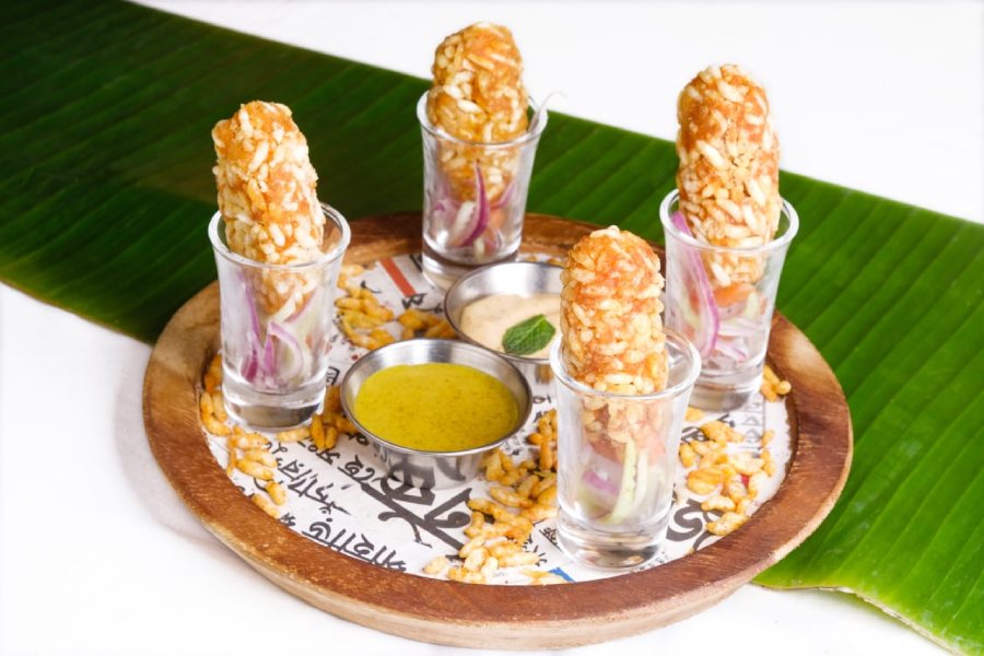 বাঙালির প্রিয় মুড়ি আর মাছের ফিউশন।