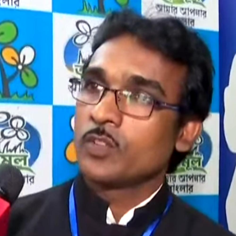 তৃণমূল পার্টি অফিসে সুজয় মাস্টার। সোমবার সন্দেশখালিতে।