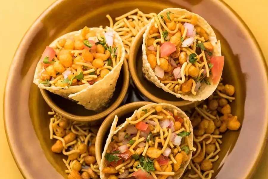 পাপড়ের কোন বানিয়ে তার মধ্যে ভরে  দিতে পারেন পছন্দের পুর, চাট।