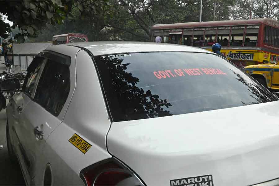 Despite strict order of Supreme Court of India, vehicles with black glasses are still running on roads