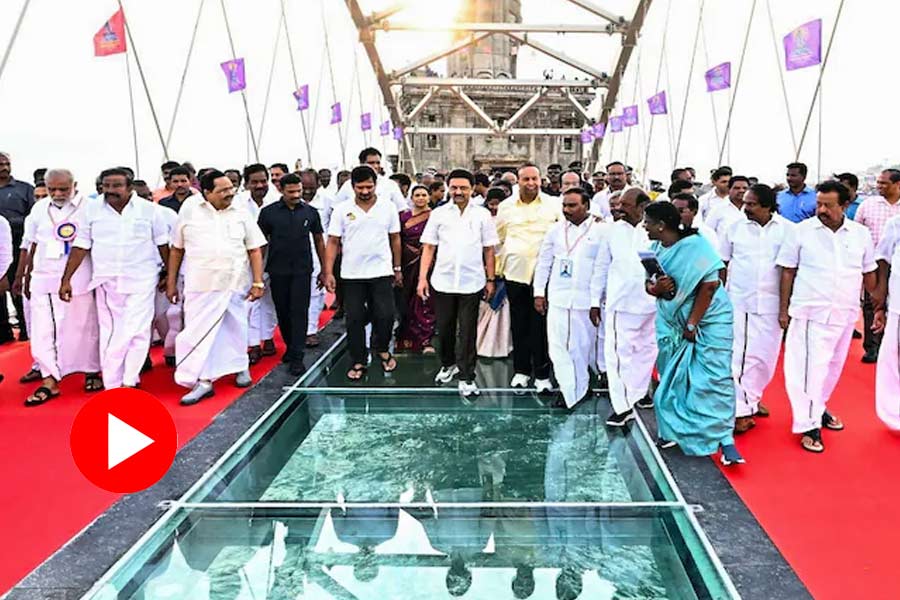 A glass bridge that connects the Vivekananda Memorial and Thiruvalluvar statue was inaugurated in Tamilnadu