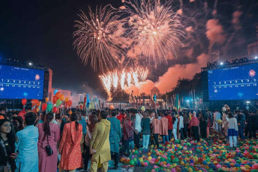 বর্ষবরণের রাতে বেঙ্গালুরুতে মানুষের ঢল।