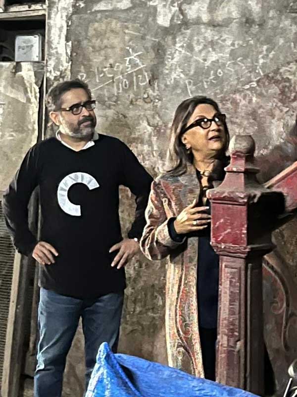 ‘পরমা’ তথ্যচিত্রের শুটিং ফ্লোরে অপর্ণা সেনের সঙ্গে পরিচালক সুমন ঘোষ।