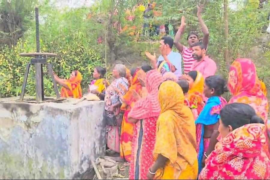 আট নম্বর কাছারিপাড়া স্লুস গেটে তালা দিচ্ছেন ক্ষুব্ধ জমি মালিকেরা।