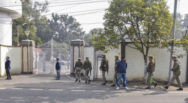 প্রায় ৩০ ঘণ্টা ‘নিখোঁজ’ থাকার পর বুধবার দুপুরে রাঁচীতে নিজের বাড়ির সামনে দেখা গিয়েছে তাঁকে। এর পরেই তাঁর বাড়িতে ঢোকেন তদন্তকারীরা। 