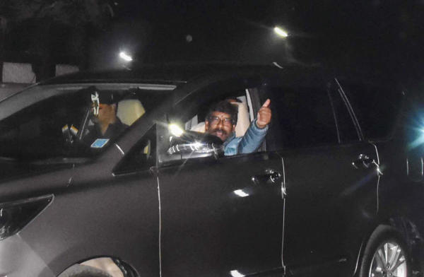 সাত ঘণ্টা ইডি আধিকারিকদের জিজ্ঞাসাবাদের মুখোমুখি হয়ে সন্ধ্যায় রাজভবনে যান মুখ্যমন্ত্রী। তার পরেই তাঁকে গ্রেফতার করা হয়।