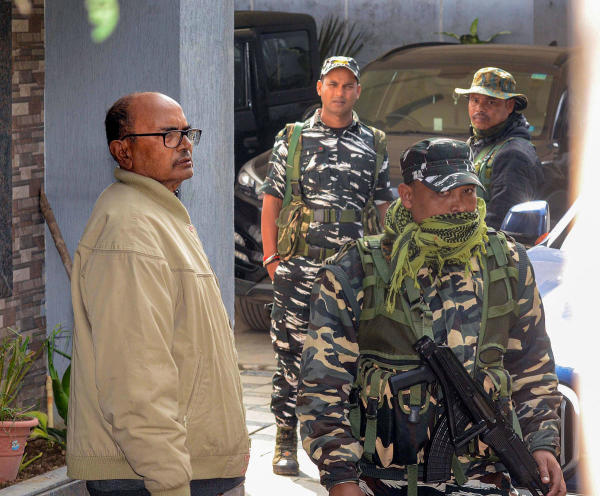 ইডি সূত্রে খবর, তদন্তে একটি বড় চক্রের হদিস মেলে। সেই চক্রে জমি মাফিয়াদের পাশাপাশি বেশ কয়েক জন সরকারি আধিকারিক ও মধ্যস্থতাকারী (মিডলম্যান)-র নাম উঠে আসে। 