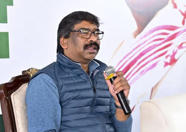 অভিযোগ, তাঁরাই নথিপত্র জাল করে প্রদীপ বাগচীকে প্রতিরক্ষা মন্ত্রকের ওই জমির মালিক বানিয়েছিলেন। পরে সেই জমি বেচে দেওয়া হয় পশ্চিমবঙ্গের একটি চা বাগানের মালিকের কাছে।