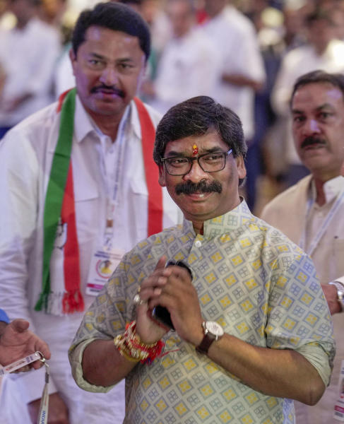 তার মধ্যে ২৫ লক্ষ টাকা সরাসরি নগদ নিয়েছিলেন প্রদীপ। বাকি টাকার লেনদেন হয়েছিল চেকে। শুধু তা-ই নয়, অভিযোগ, নথিপত্র জাল করার কাজেও বিপুল অর্থের লেনদেন হয়েছিল। সে সব অভিযোগেই নাম জড়িয়েছে মুখ্যমন্ত্রীর।