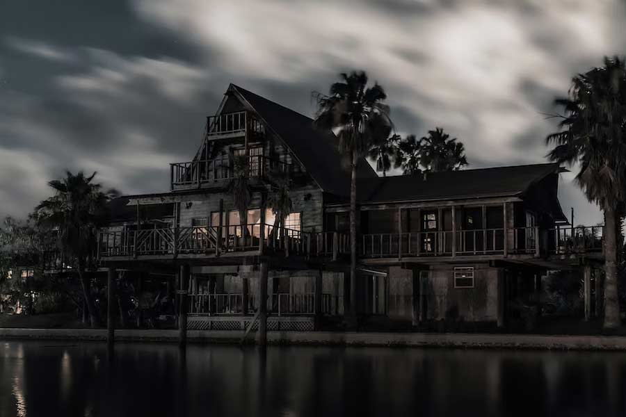 বাড়ি তো নয়, যেন প্রাসাদ! আস্তানা ছিল এক প্রাক্তন ব্রিটিশ সেনার। পরিত্যক্ত এই বাড়িটি বর্তমানে উত্তরাখণ্ডের অন্যতম ভয়ঙ্কর জায়গায় পরিণত হয়েছে। সন্ধ্যার পর সেই বাড়ির সামনে দিয়ে যেতেই ভয় পান স্থানীয়েরা।