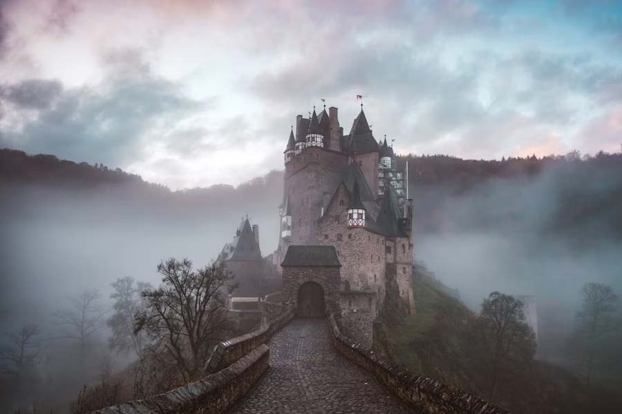 ঊনবিংশ শতাব্দী থেকেই মুল্লিঙ্গর ম্যানসন ছিল তাকলাগানো। বাড়ির বাইরের ফাঁকা জায়গায় ঘোড়াও চালাতেন ফ্রেডেরিক।