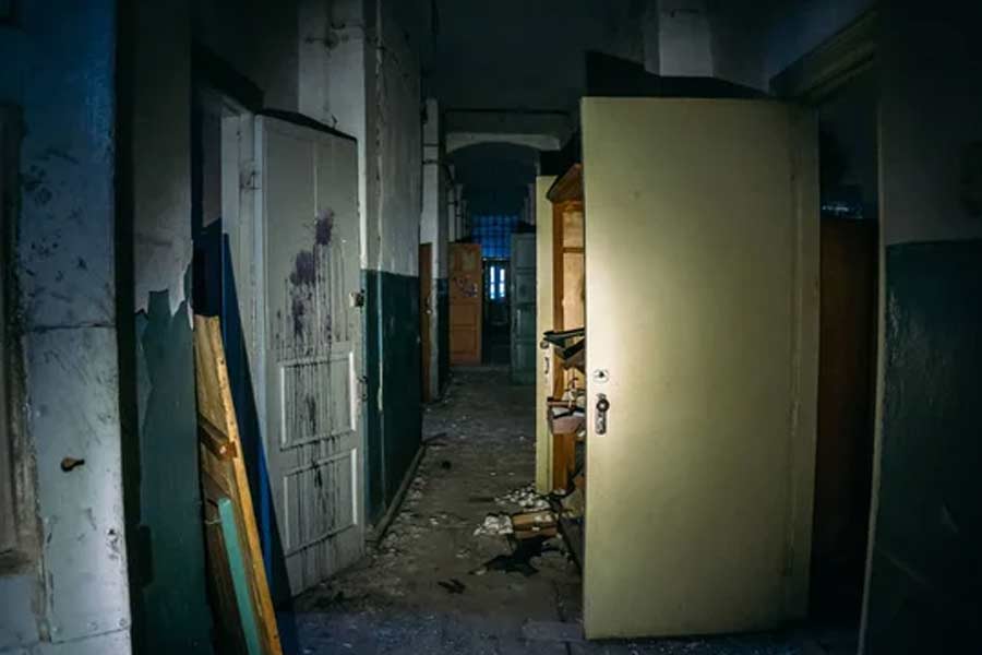 স্থানীয়দের দাবি, মুল্লিঙ্গর ম্যানসনের সামনে দিয়ে গেলে নাকি ঘোড়ার খুরের শব্দ শোনা যায়। শুনে মনে হয় কেউ যেন বাড়ির সামনে ঘোড়া চালাচ্ছেন।