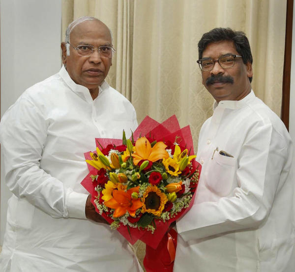 ঝাড়খণ্ডে ‘ইন্ডিয়া’র নেতা হেমন্ত সোরেনকে দুর্নীতি মামলায় গ্রেফতার করেছে ইডি। সেখানে বিধায়ক কেনাবেচার মাধ্যমে বিজেপি ক্ষমতা দখল করতে পারে বলে জল্পনা শুরু হয়েছে ইতিমধ্যেই।