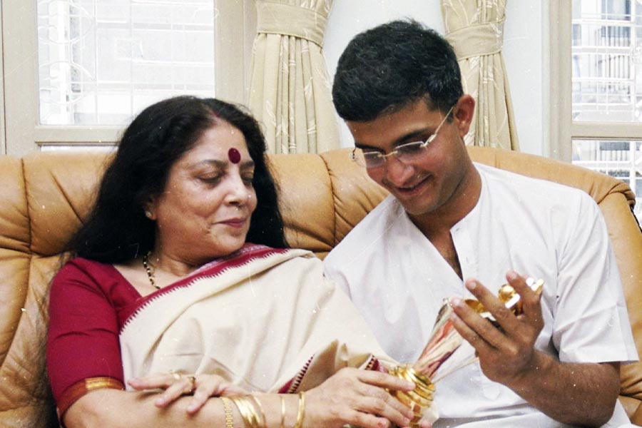 image of sourav ganguly and mother