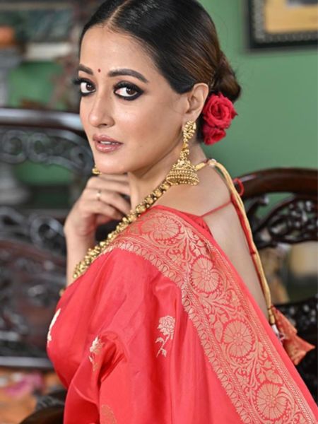 Bengali Bridal Look.!!❤️❤️❤️ Makeup and hairstyle: Mua Manalisha Featuring:  @payel1206 Dress designed by @biki1117 . . . ... | Instagram
