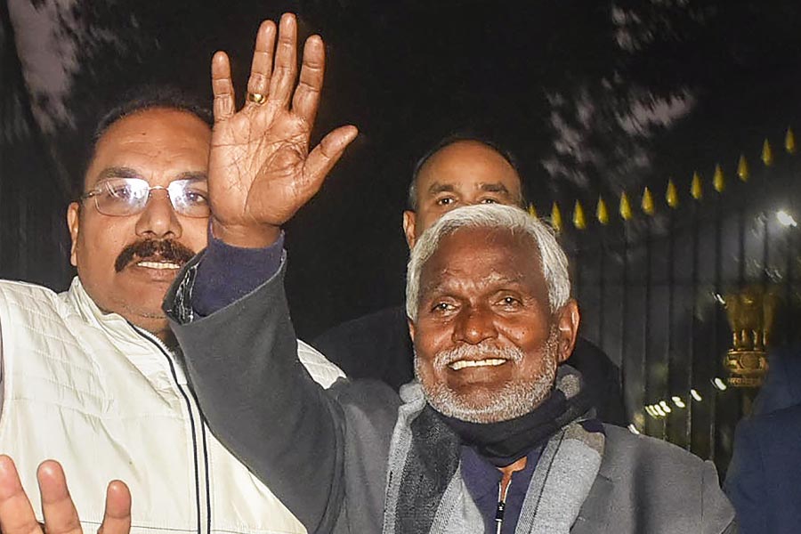 তখন ২৯ জন বিধায়ক দাঁড়িয়েছিলেন। তার পরেই আস্থা ভোটের ফলাফল ঘোষণা করে দেওয়া হয়। করতালিতে ফেটে পড়ে সভাকক্ষ।