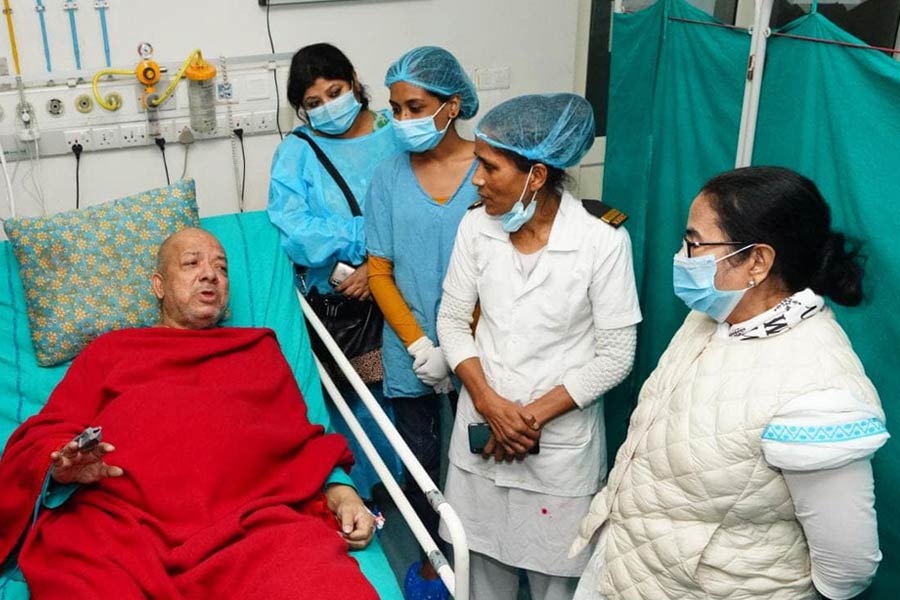 CM Mamata Banerjee went to visit Kabir Suman in medical college