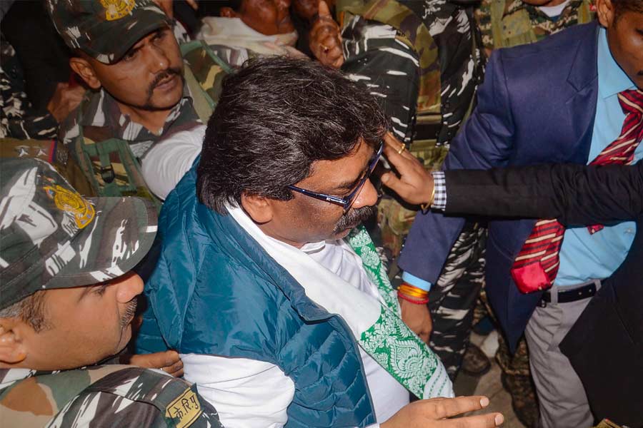 বুধবার ঝাড়খণ্ডের মুখ্যমন্ত্রীর পদ থেকে ইস্তফা দেন হেমন্ত সোরেন। তার পরেই জমি কেলেঙ্কারি মামলায় তাঁকে গ্রেফতার করেছে ইডি। তার পর নিমেষে বদলে গিয়েছে ঝাড়খণ্ডের রাজনৈতিক পটভূমিকা।